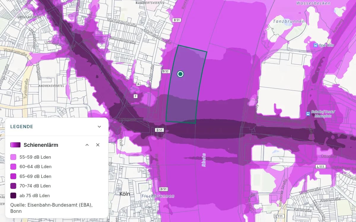 Köln rund um Hauptbahnhof und Hohenzollernbrücke mit violetten Schienenlärmflächen und einer markierten Stelle am Rhein. Die Legende zeigt fünf Pegelstufen von 55–59 dB Lden bis ab 75 dB Lden.