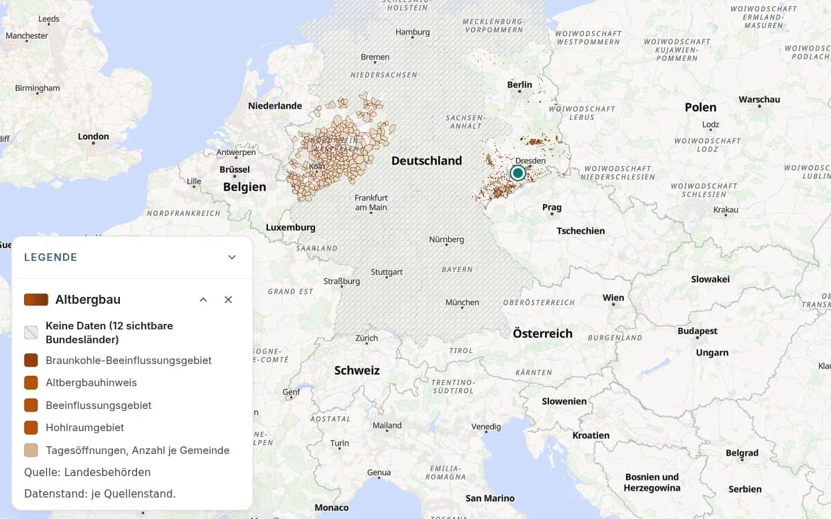 Übersicht über Deutschland mit braunen Altbergbauflächen, eingefärbten Gemeinden im Westen und einer Markierung bei Freiberg in Sachsen. Die Legende unterscheidet unter anderem Hohlraumgebiete und Tagesöffnungen je Gemeinde; schraffierte Länder sind mit „Keine Daten“ bezeichnet.