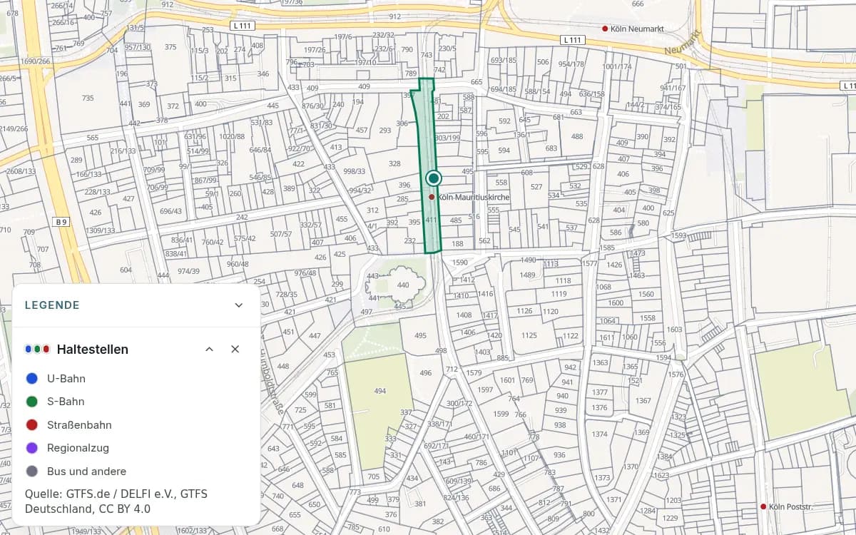 Köln an der Haltestelle Mauritiuskirche mit einem roten Haltestellenpunkt nahe der markierten Stelle. Die Legende unterscheidet U-Bahn, S-Bahn, Straßenbahn, Regionalzug sowie Bus und andere Verkehrsmittel.