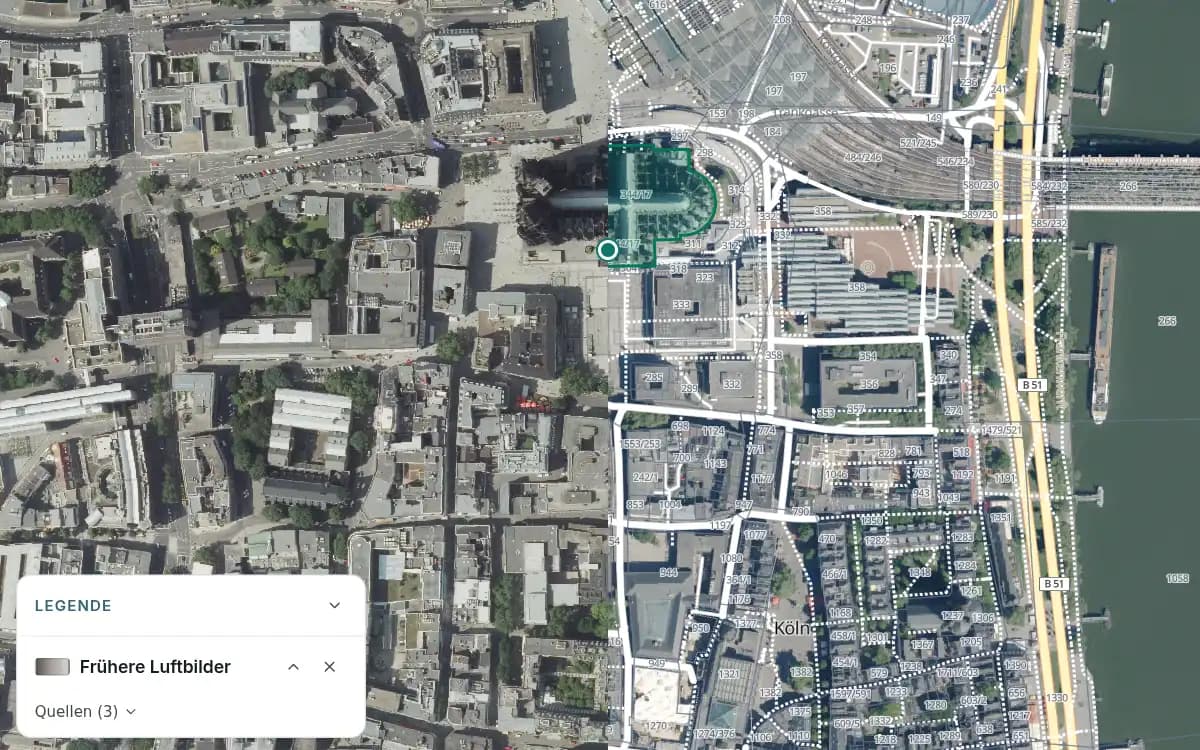 Kölner Innenstadt mit einer senkrechten Trennlinie zwischen Archivluftbild links und aktuellem Luftbild rechts. Rechts liegen Flurstücksgrenzen über dem Foto und eine Markierung am Dom; die Legende nennt „Frühere Luftbilder“.