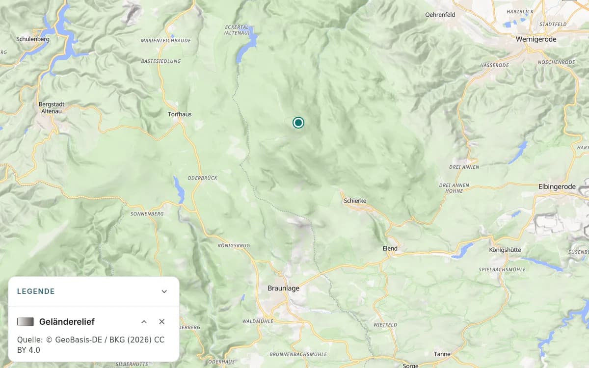 Harz mit schattierten Bergrücken und Tälern zwischen Torfhaus, Schierke und Braunlage sowie einer Markierung am Brocken. Die offene Legende bezeichnet den Hintergrund als „Geländerelief“.