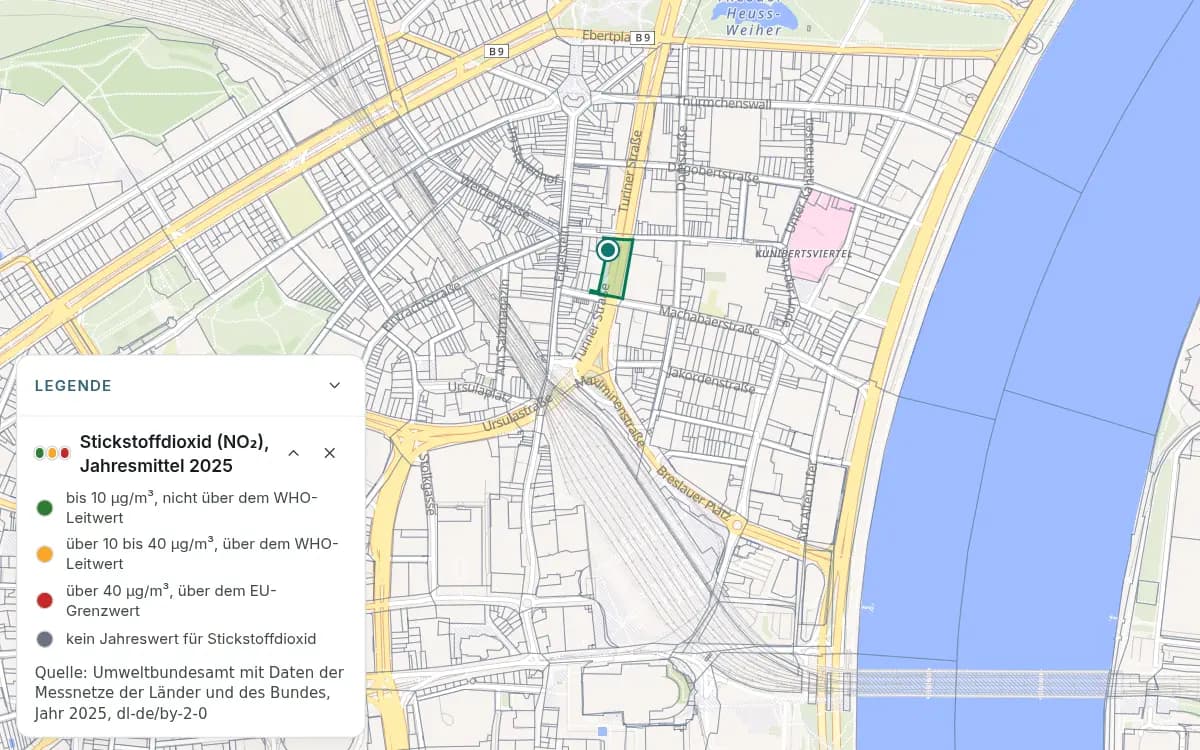 Köln mit einer markierten Stelle an einer Luftmessstation. Die offene Legende zeigt den Jahresmittelwert 2025 für Stickstoffdioxid in Grün, Gelb und Rot sowie Grau für Stationen ohne Jahreswert.