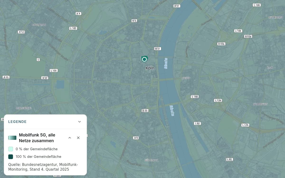 Köln mit flächiger türkisfarbener Einfärbung und einer markierten Stelle in der Innenstadt. Die Legende für 5G über alle Netze zusammen zeigt als Endwerte 0 % und 100 % der Gemeindefläche.