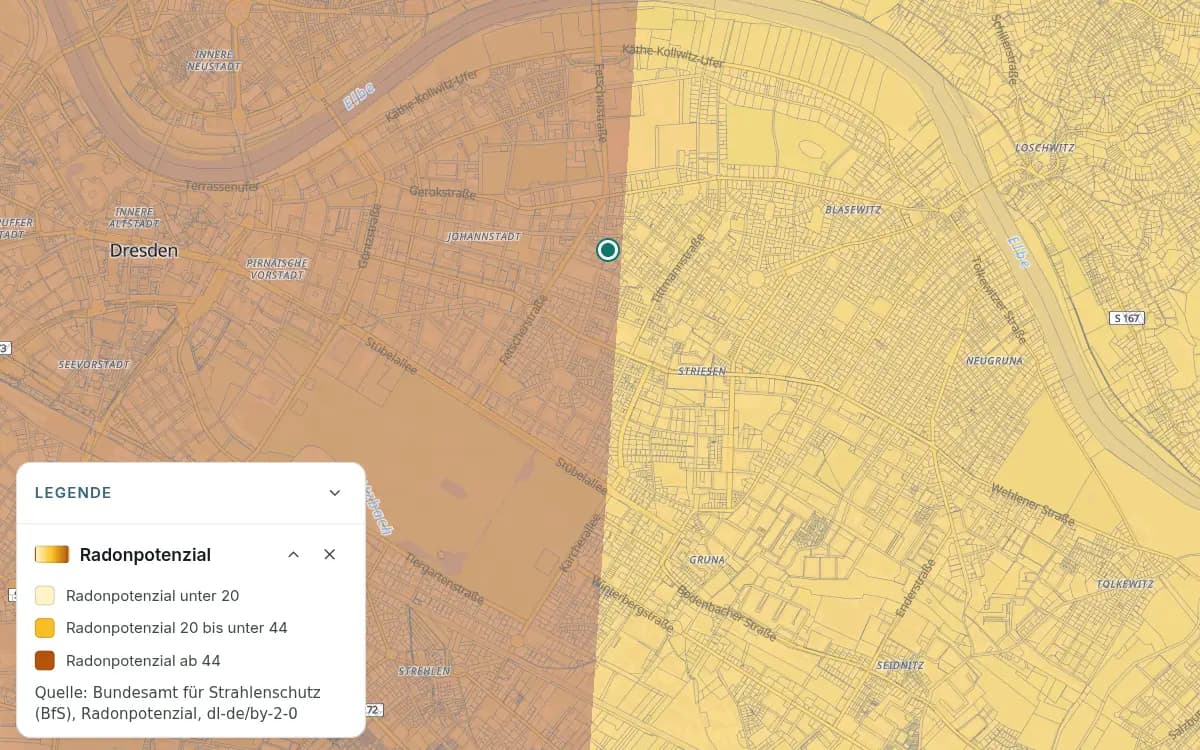 Dresden mit gelben und braunen Flächen zum Radonpotenzial und einer Markierung an einer Farbgrenze bei Striesen. Die Legende zeigt Radonpotenzial unter 20, von 20 bis unter 44 und ab 44.
