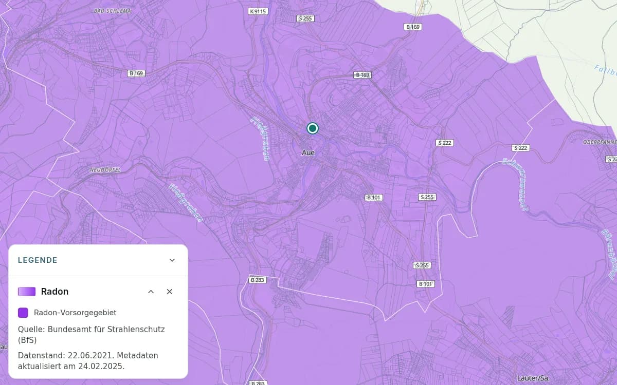 Aue im Erzgebirge mit großflächiger violetter Einfärbung und einer markierten Stelle im Ort. Die offene Legende bezeichnet die violetten Flächen als „Radon-Vorsorgegebiet“.