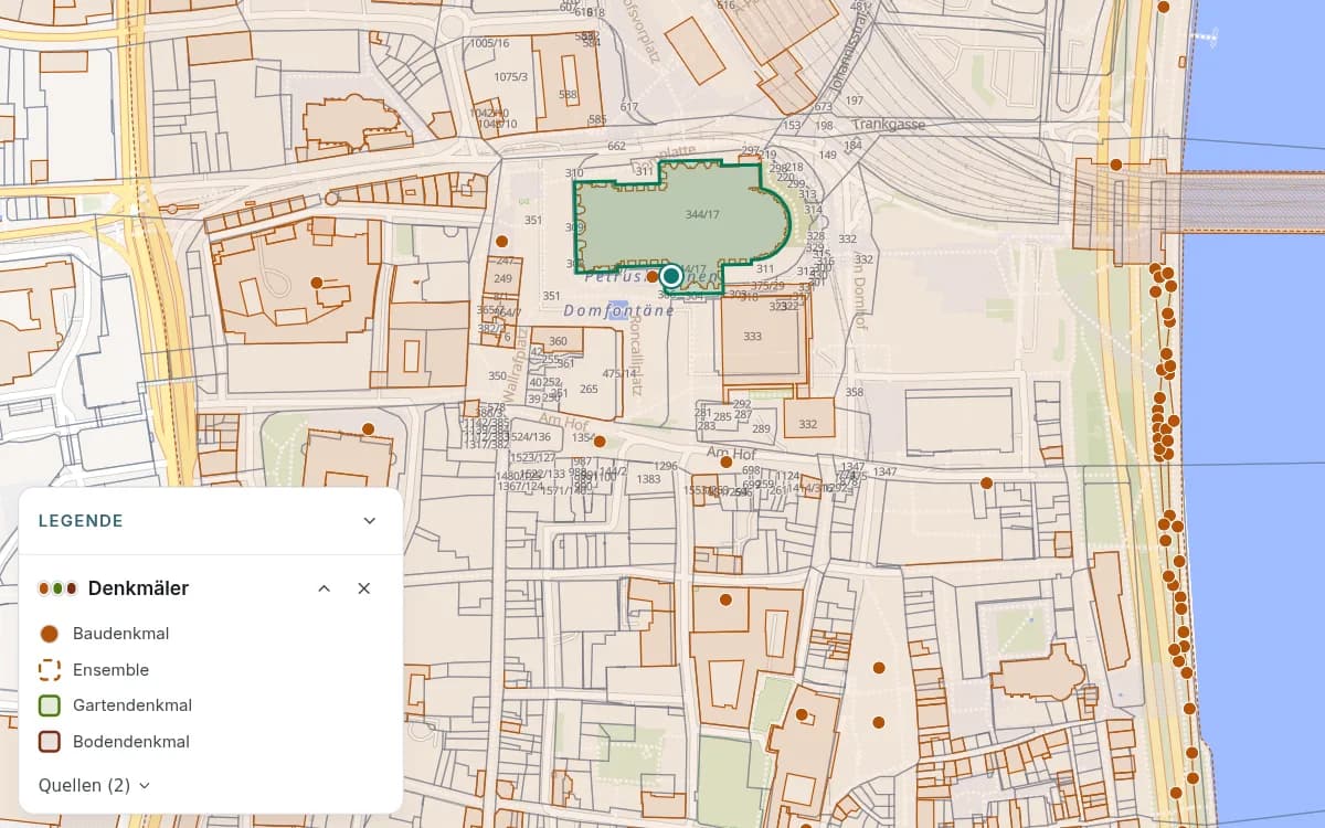 Kölner Altstadt mit orangefarbenen Denkmalpunkten und Gebäudeumrissen sowie einer Markierung am Dom. Die Legende unterscheidet Baudenkmäler, Ensembles, Garten- und Bodendenkmäler.