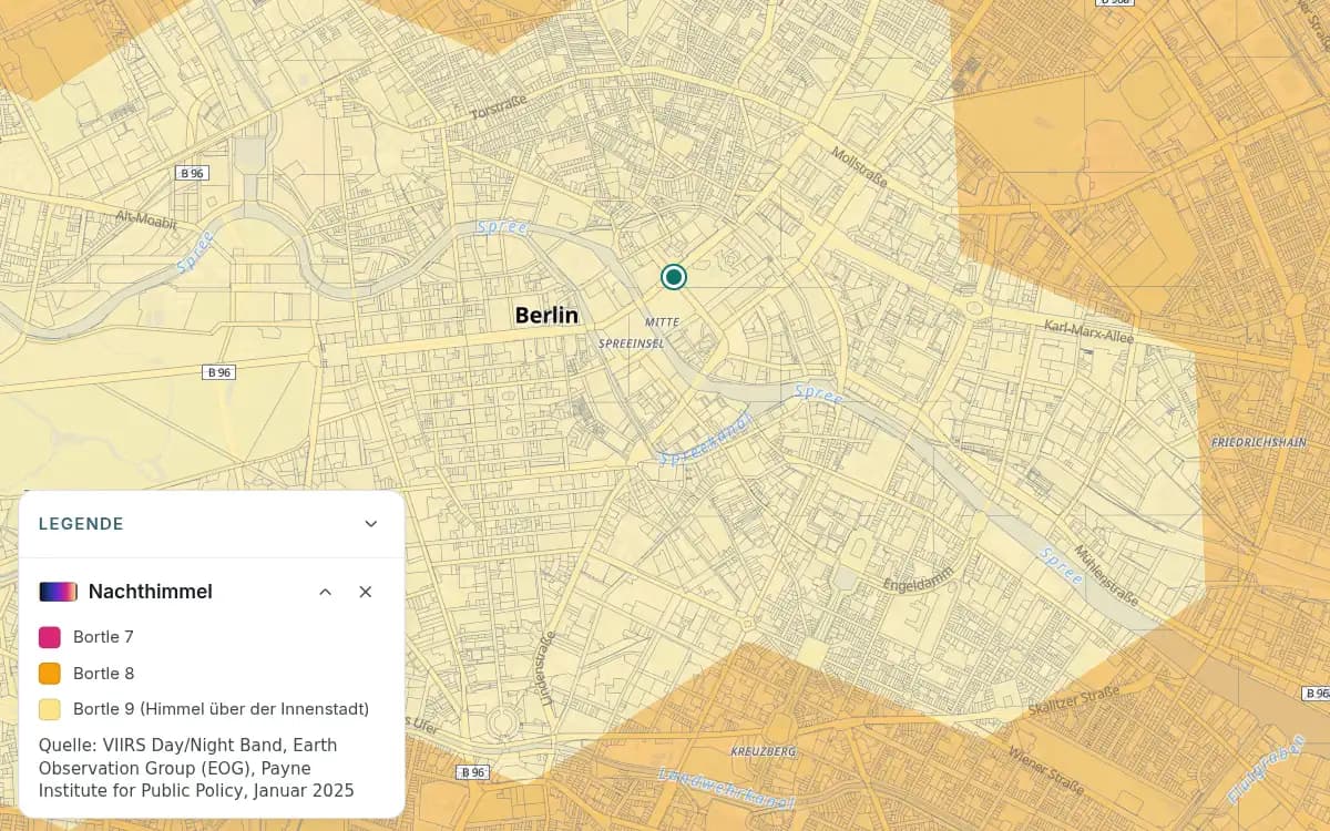 Berlin-Mitte mit gelben und orangefarbenen Sechseckflächen zum Nachthimmel und einer markierten Stelle. Die offene Legende nennt die Bortle-Stufen 7, 8 und 9 für die Helligkeit des Nachthimmels.
